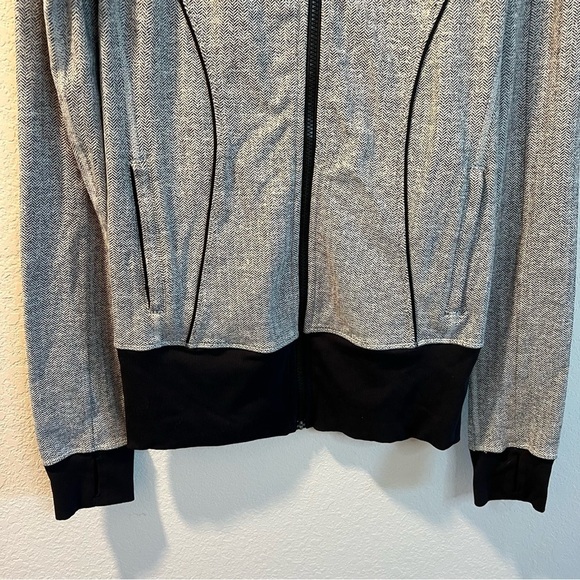 Women’s Lululemon gray herringbone patterned zip up Asana jacket size 8 - Picture 4 of 8